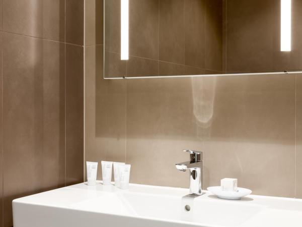 AC Hotel by Marriott Belfast : photo 1 de la chambre chambre avec 2 grands lits queen-size