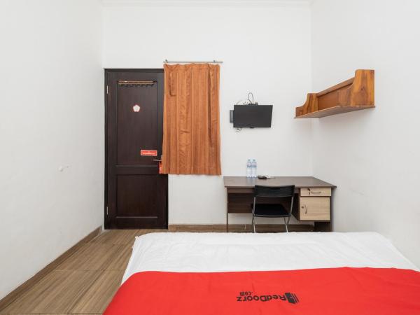 RedDoorz At Nginden Surabaya : photo 8 de la chambre chambre double standard