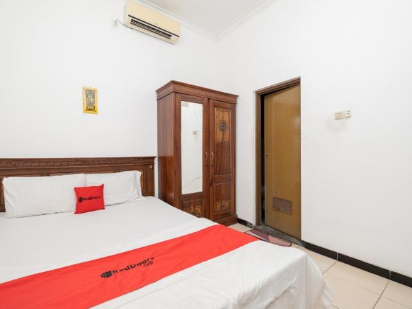 RedDoorz At Nginden Surabaya : photo 4 de la chambre chambre double standard