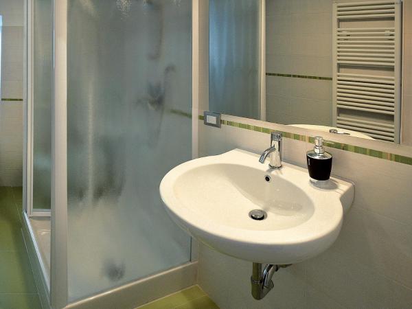 Apartment Nido Stazione : photo 6 de la chambre chambre triple avec salle de bains privative