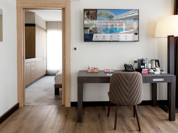 Ramada Plaza By Wyndham Istanbul City Center : photo 4 de la chambre suite junior lit king-size - non-fumeurs