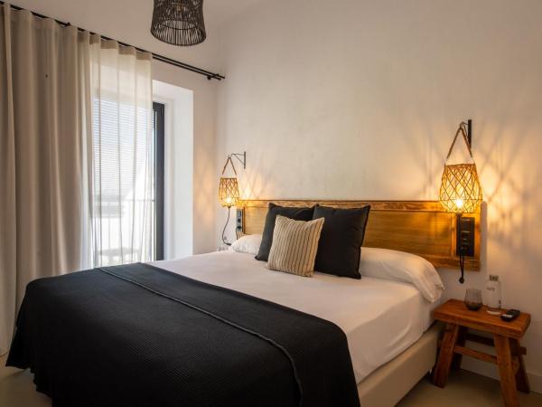 Hostal Boutique Es Menut : photo 1 de la chambre chambre quadruple avec balcon