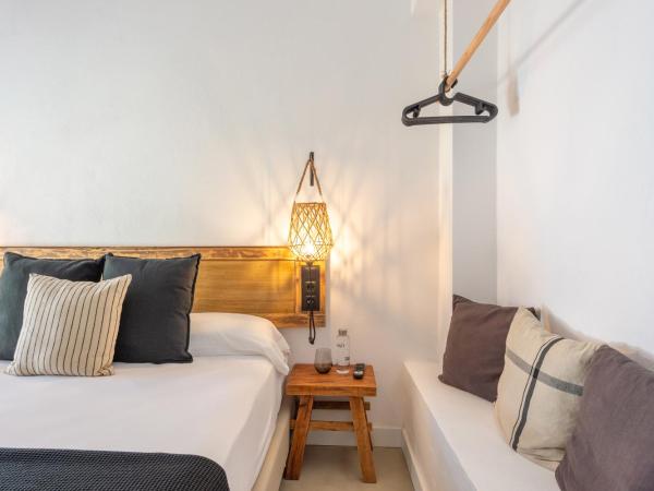 Hostal Boutique Es Menut : photo 2 de la chambre chambre quadruple avec balcon