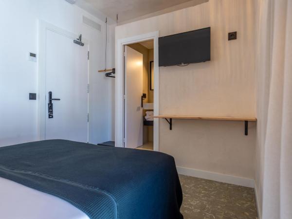 Hostal Boutique Es Menut : photo 2 de la chambre chambre double avec balcon