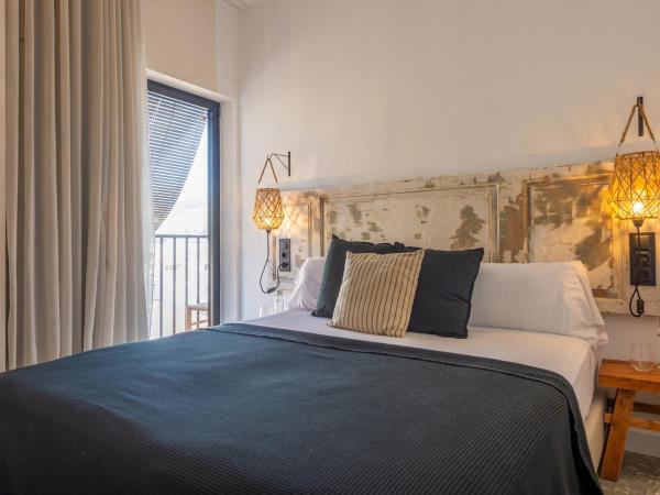 Hostal Boutique Es Menut : photo 1 de la chambre chambre double avec balcon