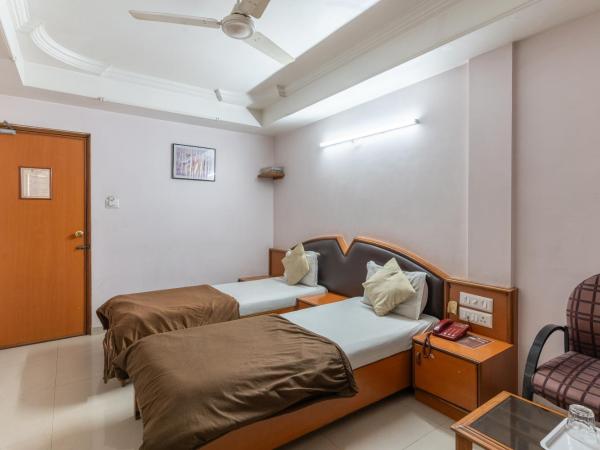 Hotel Sanmati : photo 4 de la chambre chambre double standard avec ventilateur