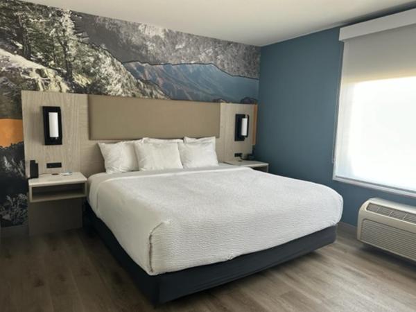 La Quinta by Wyndham Albuquerque Midtown NEWLY RENOVATED : photo 3 de la chambre 1 king bed and 1 sleeper sofa, one-bedroom suite, non-smoking