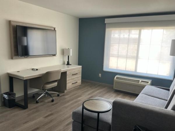 La Quinta by Wyndham Albuquerque Midtown NEWLY RENOVATED : photo 4 de la chambre 1 king bed and 1 sleeper sofa, one-bedroom suite, non-smoking