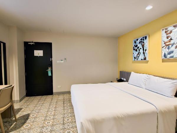 Recenta Suite Phuket Suanluang : photo 10 de la chambre chambre double avec baignoire spa