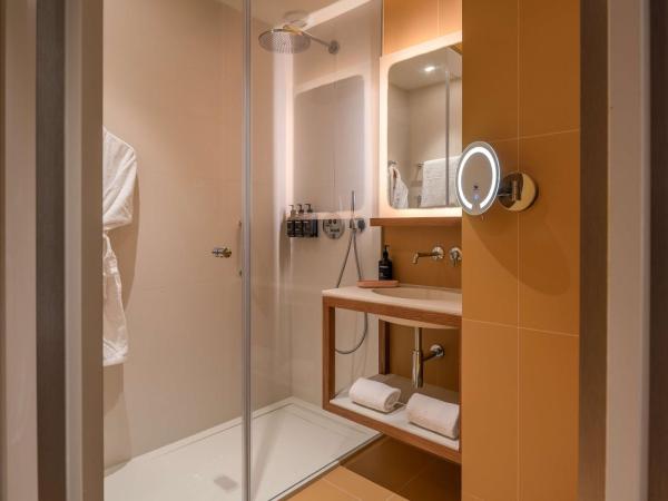 Canopy by Hilton Cannes : photo 3 de la chambre chambre lit king-size premium - vue partielle sur mer