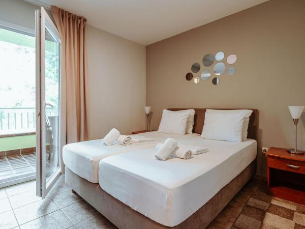 Matilde Beach Resort : photo 4 de la chambre appartement 1 chambre avec balcon et vue sur le parc