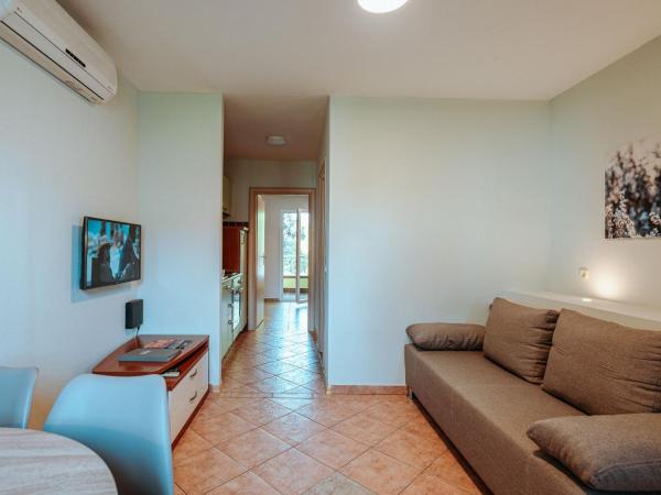 Matilde Beach Resort : photo 7 de la chambre appartement 1 chambre avec balcon et vue sur le parc