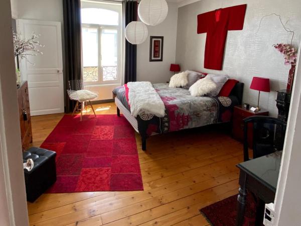 Les Lamartine-chambres d'hôtes : photo 2 de la chambre chambre double ou lits jumeaux avec salle de bains commune