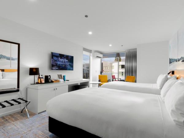 Scenic Suites Queenstown : photo 1 de la chambre chambre supérieure avec 2 lits doubles - vue sur montagne