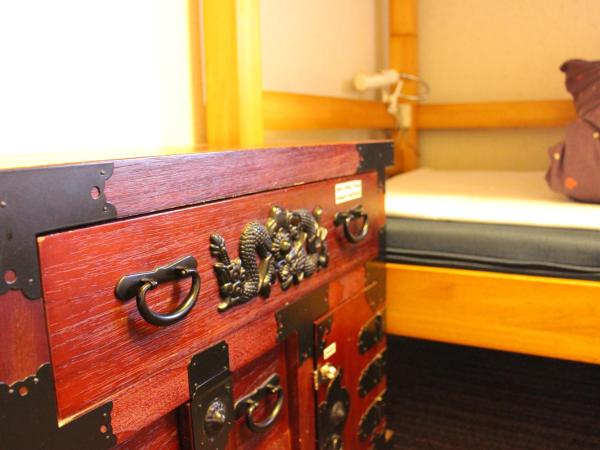 K's House Tokyo Oasis - Quality Hostel in Asakusa : photo 5 de la chambre chambre lits jumeaux avec salle de bains privative