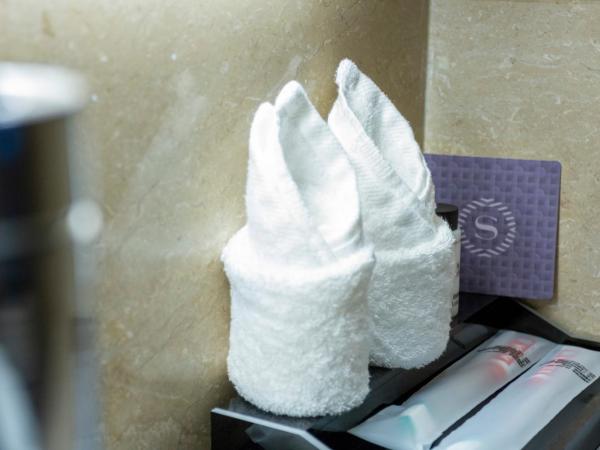 Sheraton Shenzhen Futian Hotel, Close to Metro Station, Shenzhen Futian Convention & Exhibition Centre, Futian Railway Station : photo 4 de la chambre grande chambre deluxe avec lit king-size