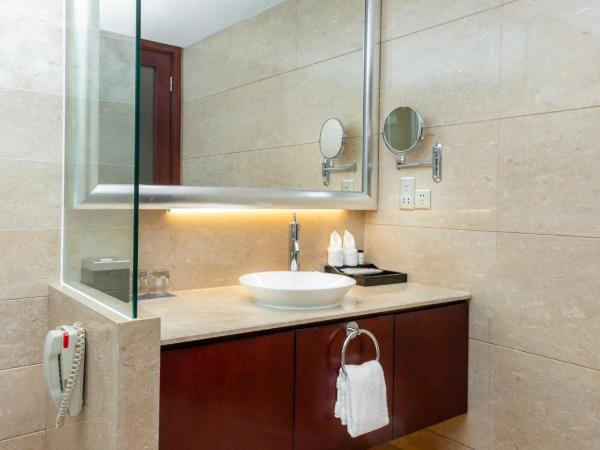 Sheraton Shenzhen Futian Hotel, Close to Metro Station, Shenzhen Futian Convention & Exhibition Centre, Futian Railway Station : photo 3 de la chambre chambre supérieure 1 lit king-size