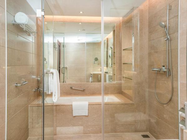 Sheraton Shenzhen Futian Hotel, Close to Metro Station, Shenzhen Futian Convention & Exhibition Centre, Futian Railway Station : photo 2 de la chambre suite sheraton avec 1 chambre lit king-size et accès au salon club