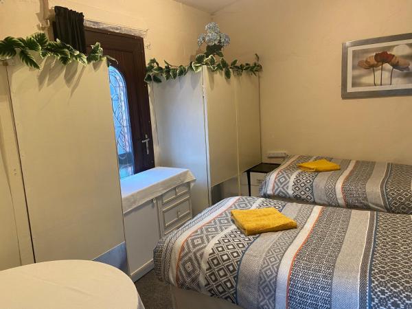 CHARLES INN : photo 5 de la chambre chambre double avec salle de bains privative extérieure