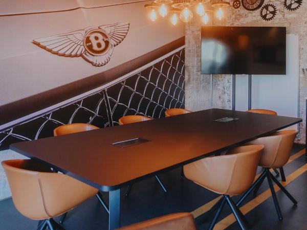 V8 Hotel Köln at MOTORWORLD : photo 4 de la chambre suite