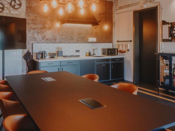 V8 Hotel Köln at MOTORWORLD : photo 1 de la chambre suite