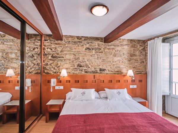 Hotel Entrecercas : photo 1 de la chambre chambre double ou lits jumeaux avec balcon