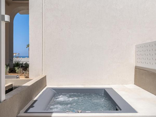 Iperion Beach Hotel : photo 6 de la chambre studio avec baignoire spa