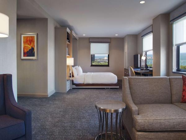 Hilton Chicago : photo 3 de la chambre chambre avec salon et lit escamotable