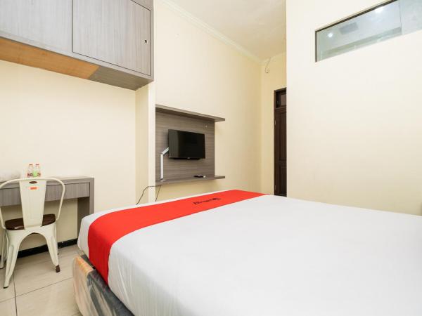 RedDoorz Plus @ Grace Residence Surabaya : photo 6 de la chambre chambre double standard