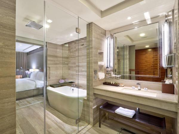 Hilton Sukhumvit Bangkok : photo 4 de la chambre chambre lit king-size deluxe premium