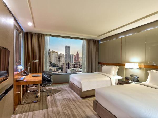 Hilton Sukhumvit Bangkok : photo 2 de la chambre chambre lits jumeaux de luxe premium

