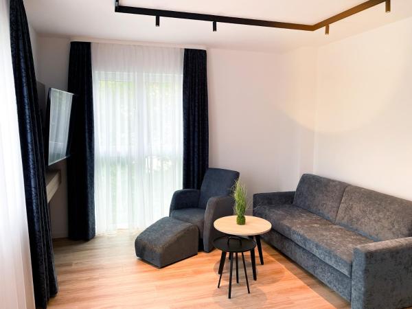 HOLI City Apart Hotel Berlin : photo 3 de la chambre chambre familiale avec salle de bains privative