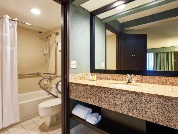 DoubleTree by Hilton Hotel Orlando at SeaWorld : photo 2 de la chambre chambre avec 2 lits queen-size et baignoire - accessible aux personnes à mobilité réduite