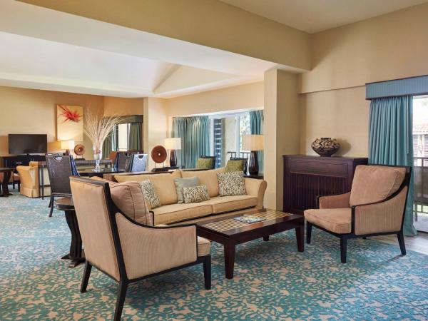 DoubleTree by Hilton Hotel Orlando at SeaWorld : photo 1 de la chambre suite lit king-size avec canapé-lit - vue sur complexe hôtelier 