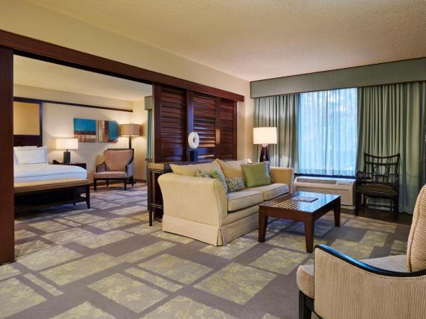 DoubleTree by Hilton Hotel Orlando at SeaWorld : photo 5 de la chambre suite lit king-size avec canapé-lit - vue sur complexe hôtelier 