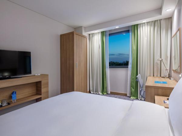Hampton by Hilton Istanbul Zeytinburnu : photo 2 de la chambre chambre lit queen-size