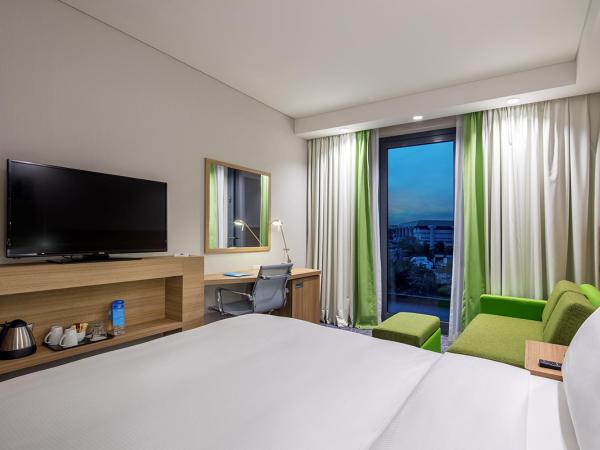 Hampton by Hilton Istanbul Zeytinburnu : photo 4 de la chambre chambre lit queen-size avec canapé-lit