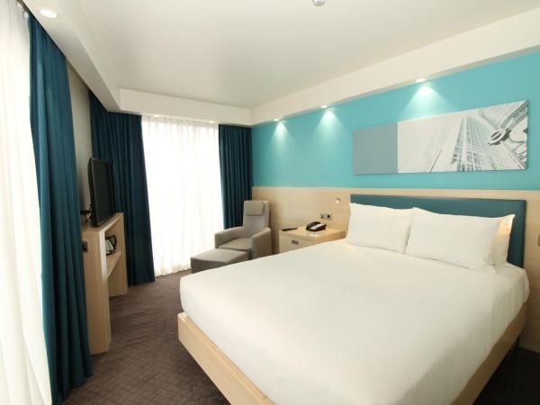 Hampton By Hilton London Docklands : photo 4 de la chambre chambre d'angle lit queen-size