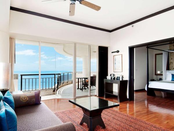 Hilton Hua Hin Resort & Spa : photo 4 de la chambre suite lit king-size avec accès au salon club - vue sur océan