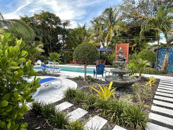 The Agustin Guesthouse - Men Only Clothing Optional : photo 10 de la chambre chambre lit queen-size - vue sur piscine