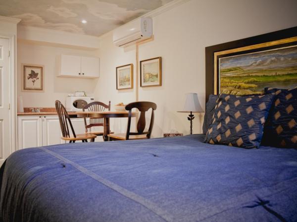 Maison Des Jardins B & B : photo 2 de la chambre chambre lit queen-size standard avec salle de bains privative