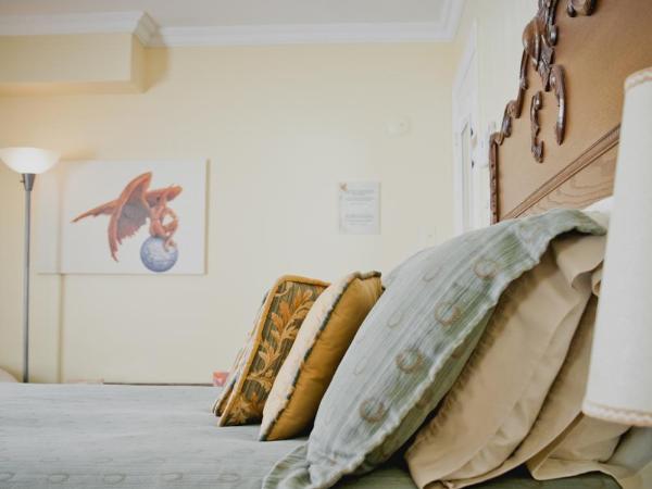 Maison Des Jardins B & B : photo 1 de la chambre chambre lit queen-size standard avec salle de bains commune