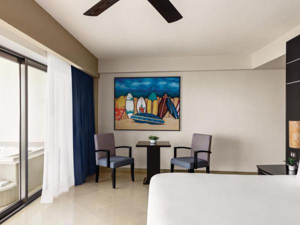 Seadust Cancun Family Resort - All Inclusive : photo 3 de la chambre suite de luxe lit king-size