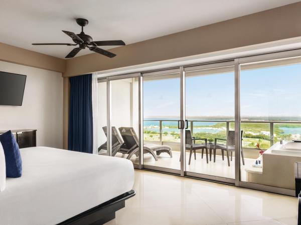 Seadust Cancun Family Resort - All Inclusive : photo 1 de la chambre suite de luxe lit king-size