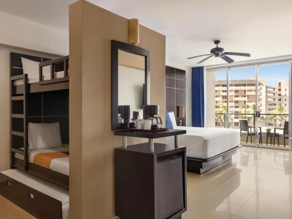 Seadust Cancun Family Resort - All Inclusive : photo 1 de la chambre suite lit king-size familiale