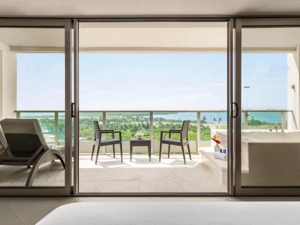 Seadust Cancun Family Resort - All Inclusive : photo 2 de la chambre suite de luxe lit king-size