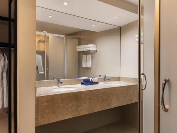 Seadust Cancun Family Resort - All Inclusive : photo 4 de la chambre suite de luxe lit king-size