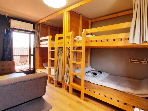 Guesthouse YOURS : photo 1 de la chambre chambre quadruple avec balcon 