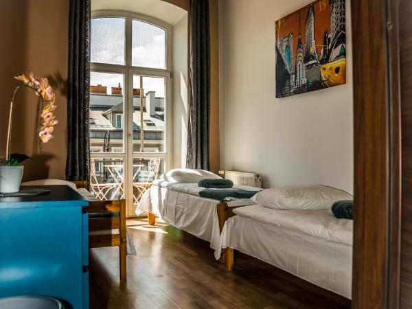 Hostel Pod Basztą : photo 2 de la chambre chambre triple avec balcon