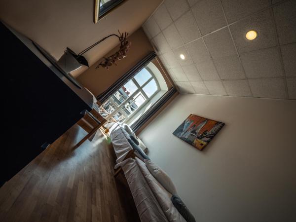 Hostel Pod Basztą : photo 4 de la chambre chambre triple avec balcon